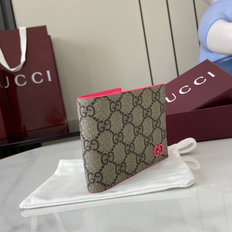 這款雙折錢包是2026早秋系列的一款力作。此單品以GG Supreme帆布匠心打