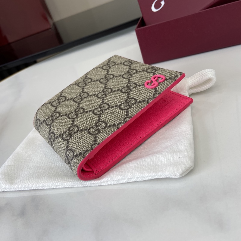 這款雙折錢包是2026早秋系列的一款力作。此單品以GG Supreme帆布匠心打