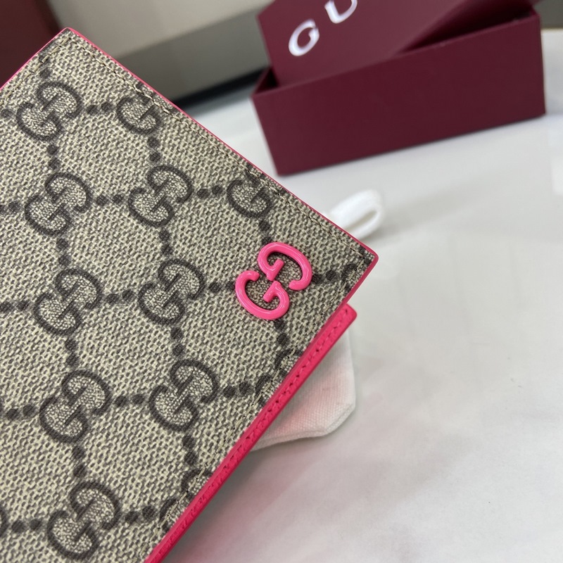 這款雙折錢包是2026早秋系列的一款力作。此單品以GG Supreme帆布匠心打