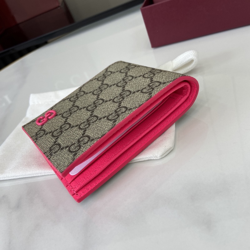 這款雙折錢包是2026早秋系列的一款力作。此單品以GG Supreme帆布匠心打