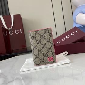 這款雙色卡片夾是2026早秋系列的一款力作。此單品以GG Supreme帆布匠心