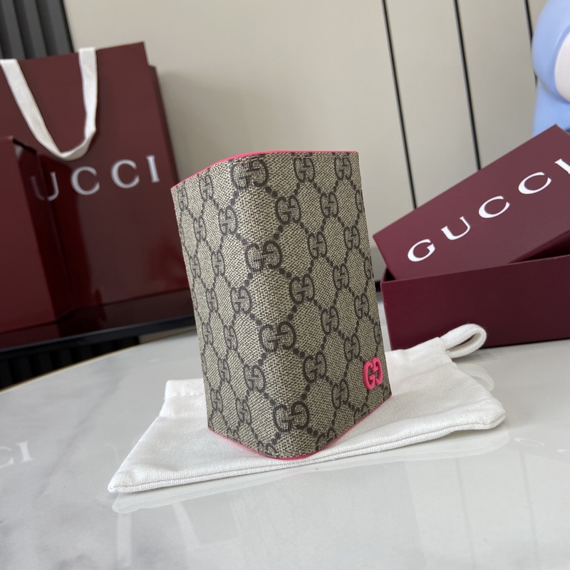 這款雙色卡片夾是2026早秋系列的一款力作。此單品以GG Supreme帆布匠心