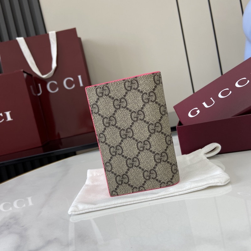 這款雙色卡片夾是2026早秋系列的一款力作。此單品以GG Supreme帆布匠心