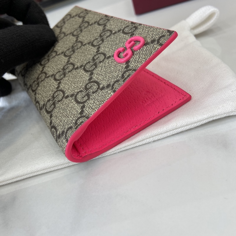 這款雙色卡片夾是2026早秋系列的一款力作。此單品以GG Supreme帆布匠心