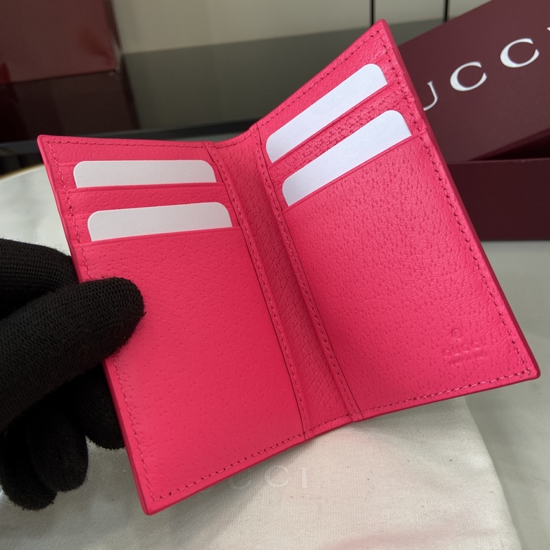 這款雙色卡片夾是2026早秋系列的一款力作。此單品以GG Supreme帆布匠心