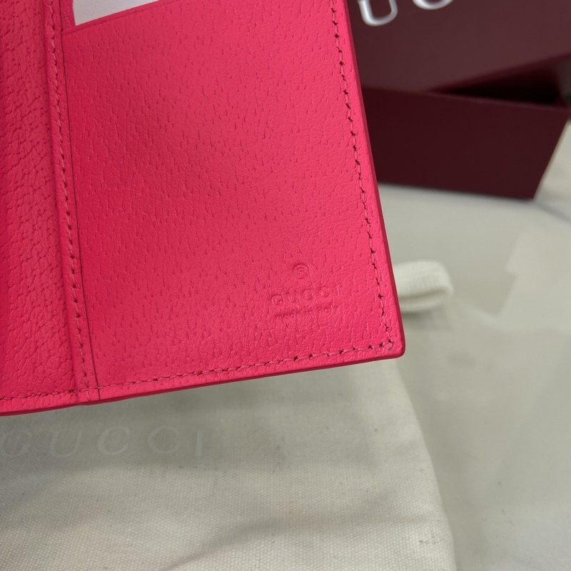 這款雙色卡片夾是2026早秋系列的一款力作。此單品以GG Supreme帆布匠心