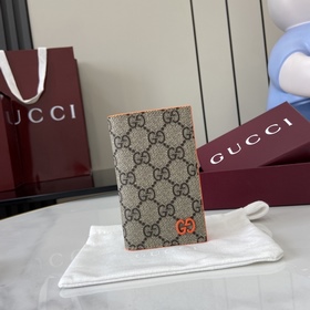 這款雙色卡片夾是2026早秋系列的一款力作。此單品以GG Supreme帆布匠心