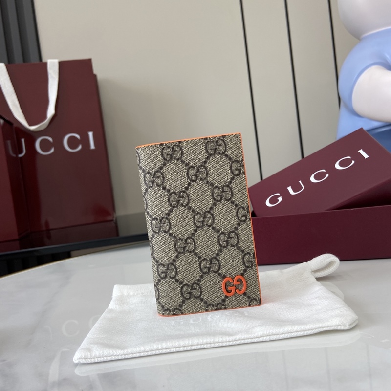 這款雙色卡片夾是2026早秋系列的一款力作。此單品以GG Supreme帆布匠心