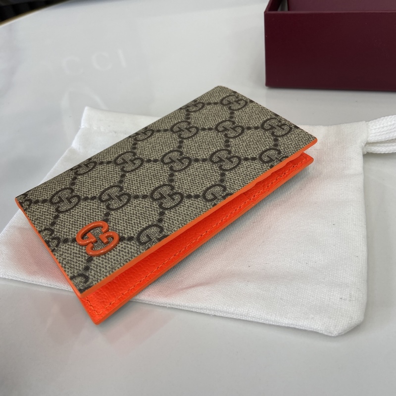 這款雙色卡片夾是2026早秋系列的一款力作。此單品以GG Supreme帆布匠心