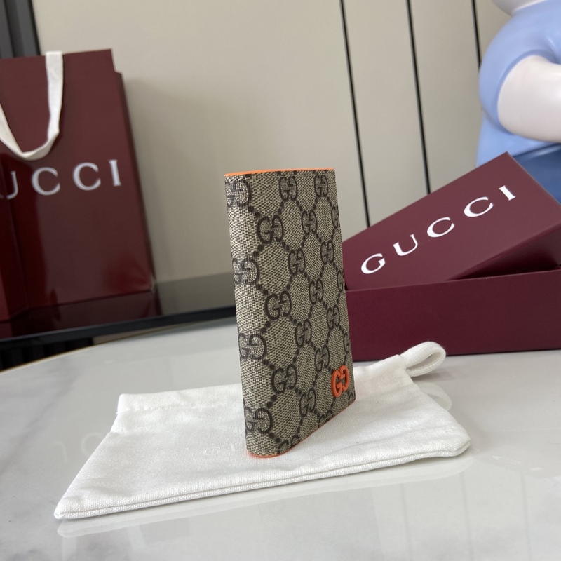 這款雙色卡片夾是2026早秋系列的一款力作。此單品以GG Supreme帆布匠心