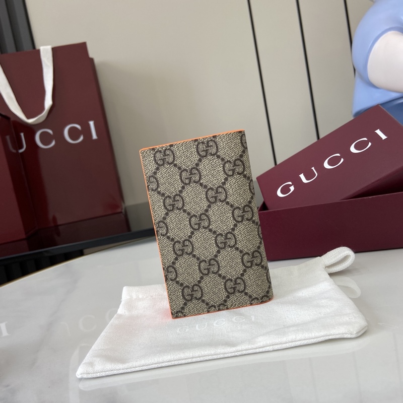 這款雙色卡片夾是2026早秋系列的一款力作。此單品以GG Supreme帆布匠心