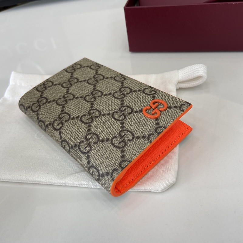 這款雙色卡片夾是2026早秋系列的一款力作。此單品以GG Supreme帆布匠心