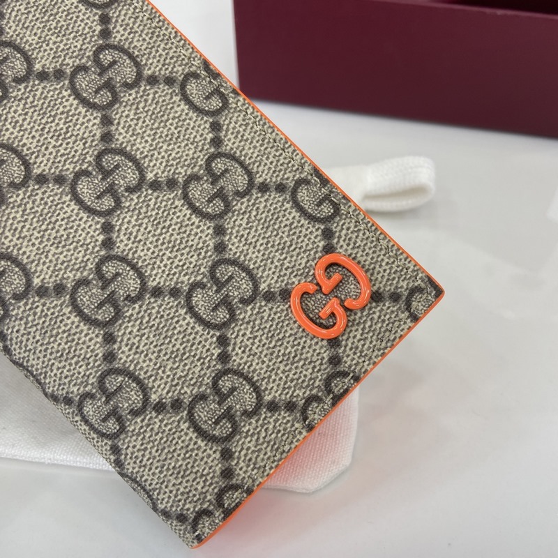 這款雙色卡片夾是2026早秋系列的一款力作。此單品以GG Supreme帆布匠心