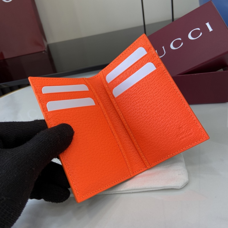 這款雙色卡片夾是2026早秋系列的一款力作。此單品以GG Supreme帆布匠心