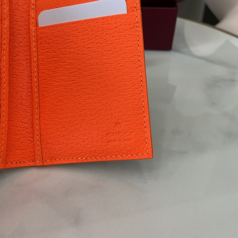 這款雙色卡片夾是2026早秋系列的一款力作。此單品以GG Supreme帆布匠心