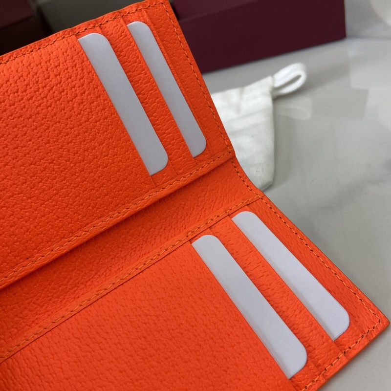 這款雙色卡片夾是2026早秋系列的一款力作。此單品以GG Supreme帆布匠心