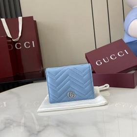 作為GG Marmont系列的標志性元素，雙G造型配件是對20世紀70年代問世的