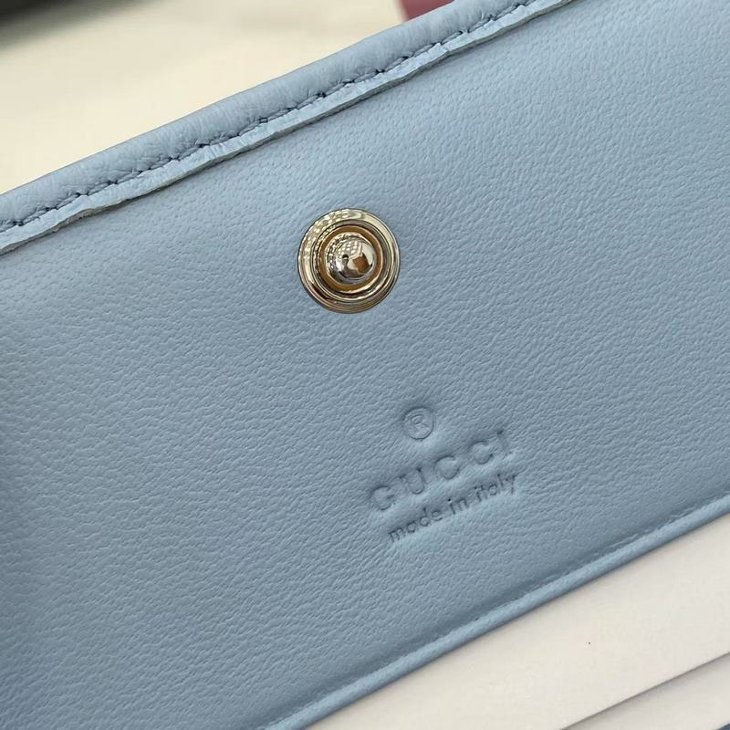 作為GG Marmont系列的標志性元素，雙G造型配件是對20世紀70年代問世的