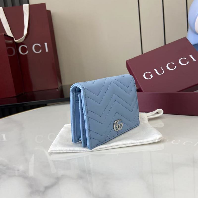 作為GG Marmont系列的標志性元素，雙G造型配件是對20世紀70年代問世的