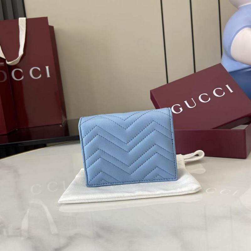 作為GG Marmont系列的標志性元素，雙G造型配件是對20世紀70年代問世的