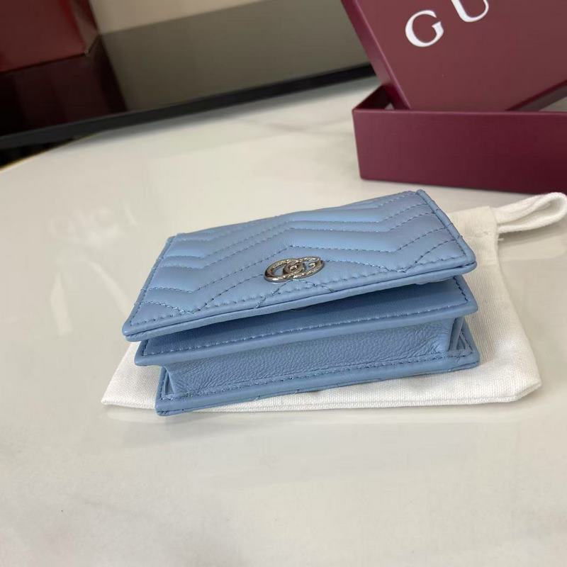 作為GG Marmont系列的標志性元素，雙G造型配件是對20世紀70年代問世的