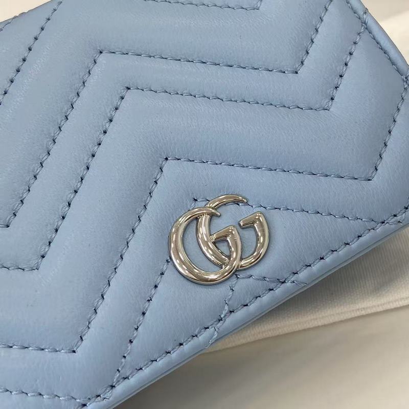 作為GG Marmont系列的標志性元素，雙G造型配件是對20世紀70年代問世的