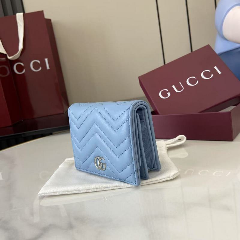 作為GG Marmont系列的標志性元素，雙G造型配件是對20世紀70年代問世的