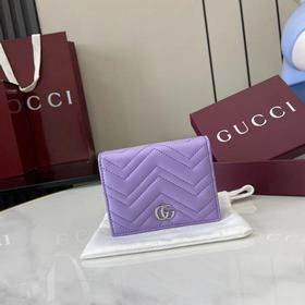 作為GG Marmont系列的標志性元素，雙G造型配件是對20世紀70年代問世的