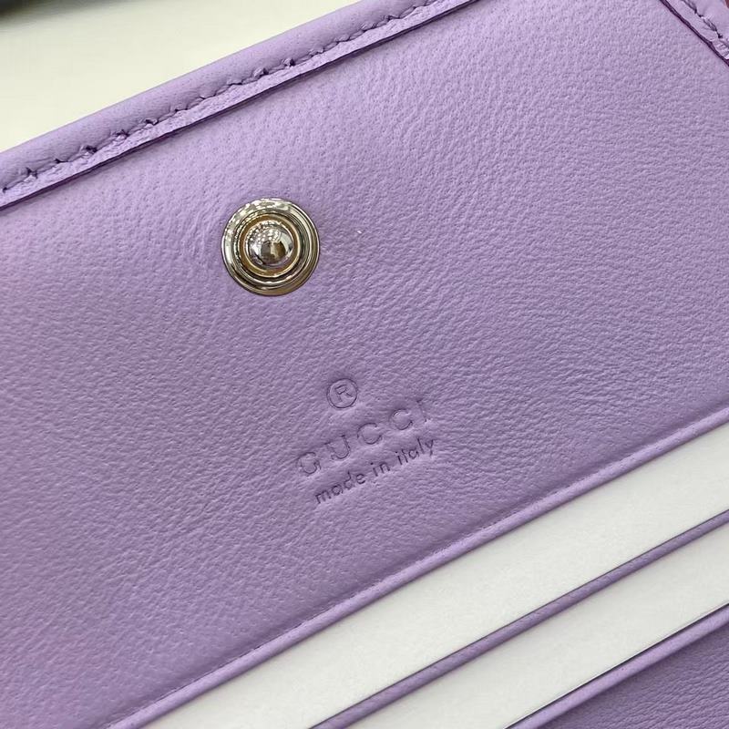 作為GG Marmont系列的標(biāo)志性元素，雙G造型配件是對(duì)20世紀(jì)70年代問(wèn)世的