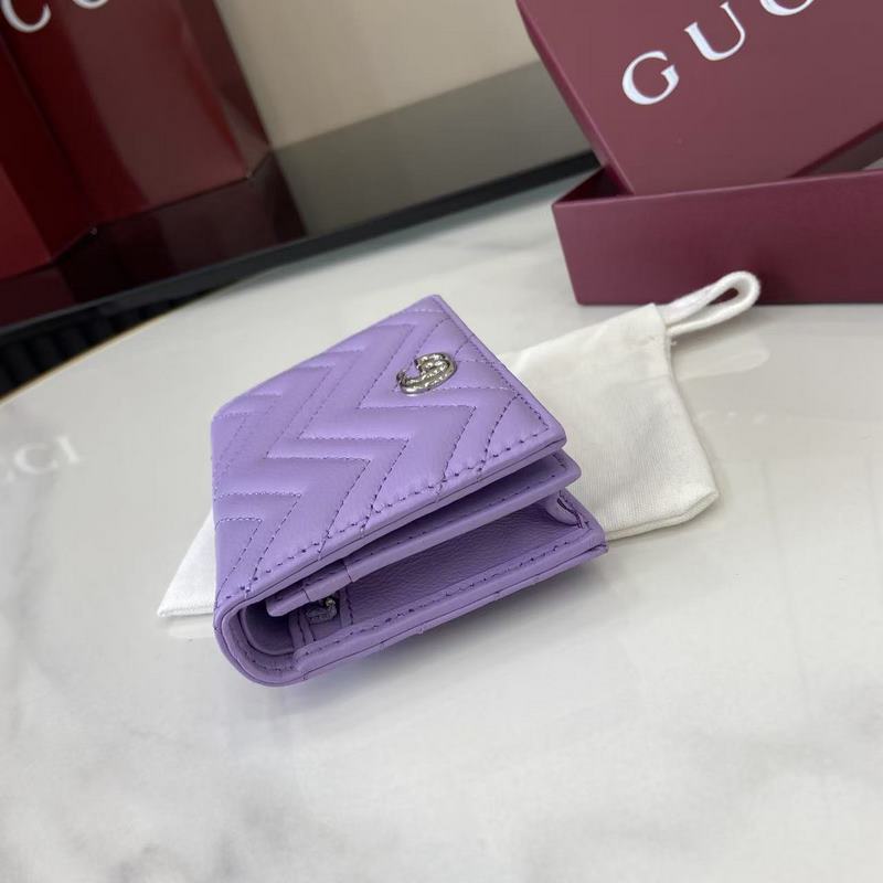 作為GG Marmont系列的標(biāo)志性元素，雙G造型配件是對(duì)20世紀(jì)70年代問(wèn)世的