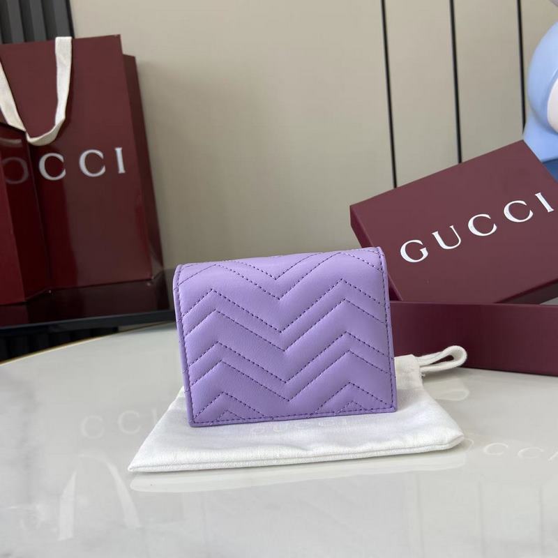 作為GG Marmont系列的標(biāo)志性元素，雙G造型配件是對(duì)20世紀(jì)70年代問(wèn)世的