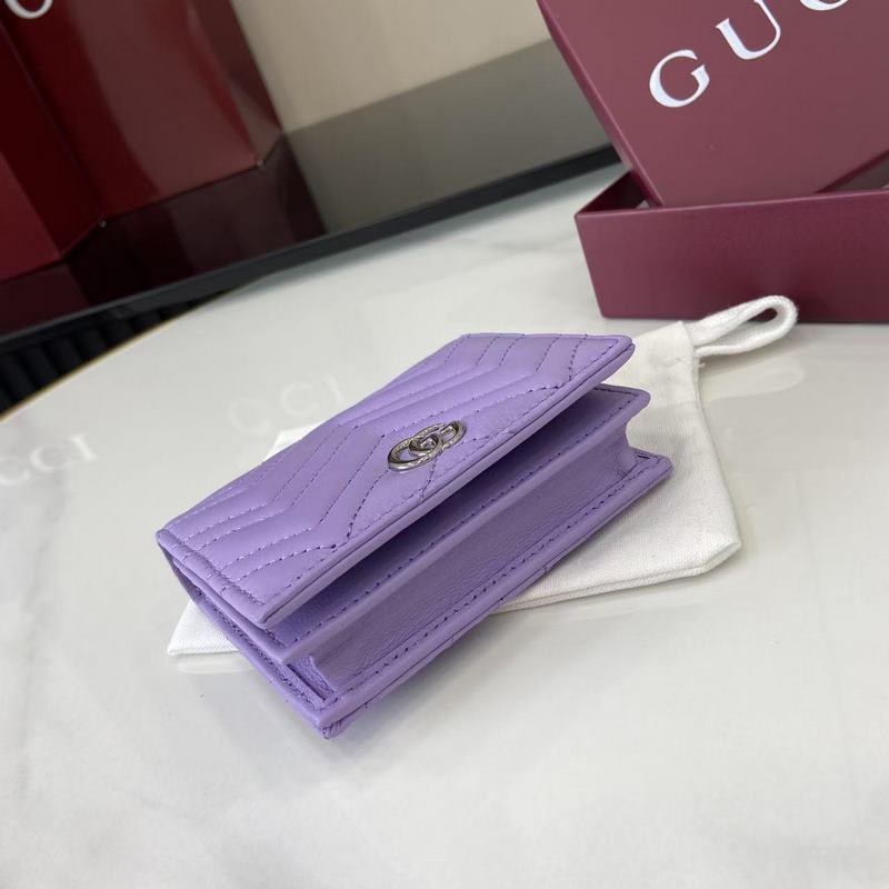 作為GG Marmont系列的標(biāo)志性元素，雙G造型配件是對(duì)20世紀(jì)70年代問(wèn)世的