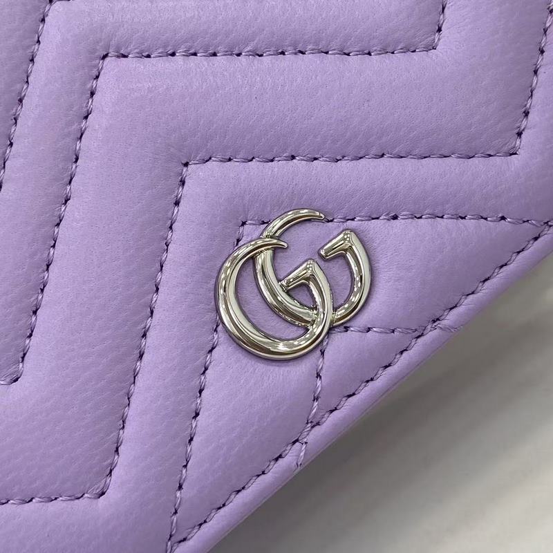 作為GG Marmont系列的標(biāo)志性元素，雙G造型配件是對(duì)20世紀(jì)70年代問(wèn)世的