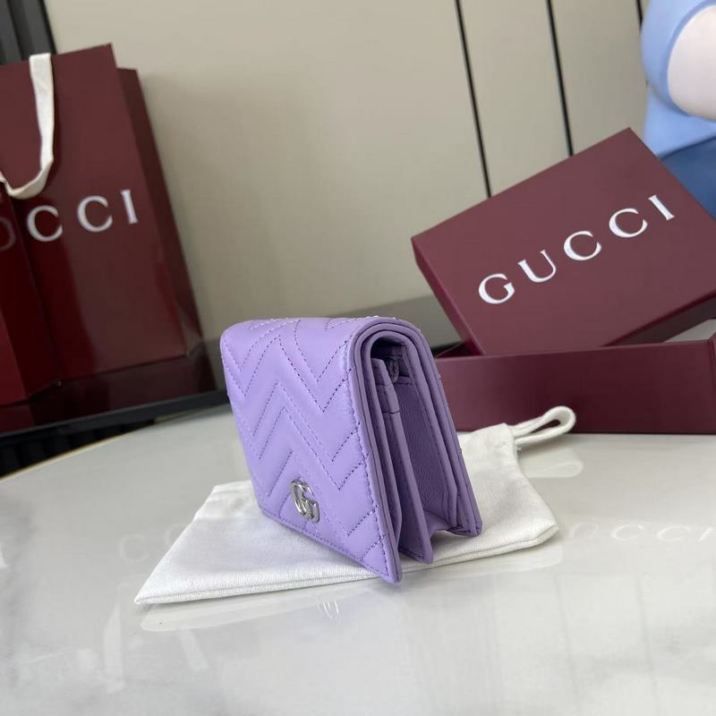 作為GG Marmont系列的標(biāo)志性元素，雙G造型配件是對(duì)20世紀(jì)70年代問(wèn)世的