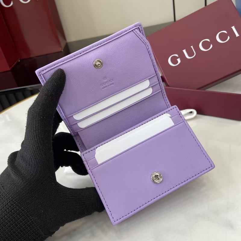 作為GG Marmont系列的標(biāo)志性元素，雙G造型配件是對(duì)20世紀(jì)70年代問(wèn)世的