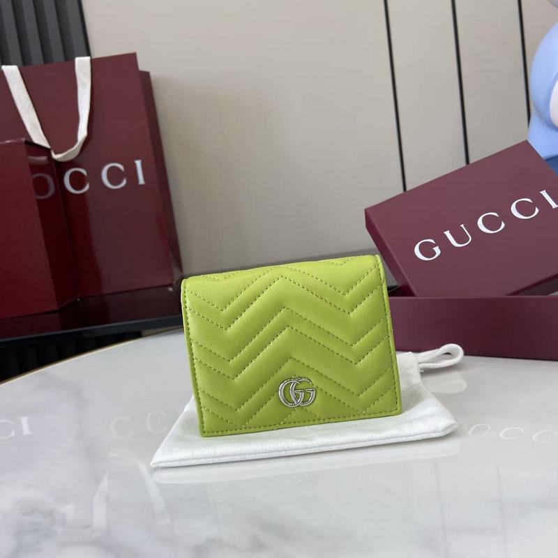 作為GG Marmont系列的標志性元素，雙G造型配件是對20世紀70年代問世的