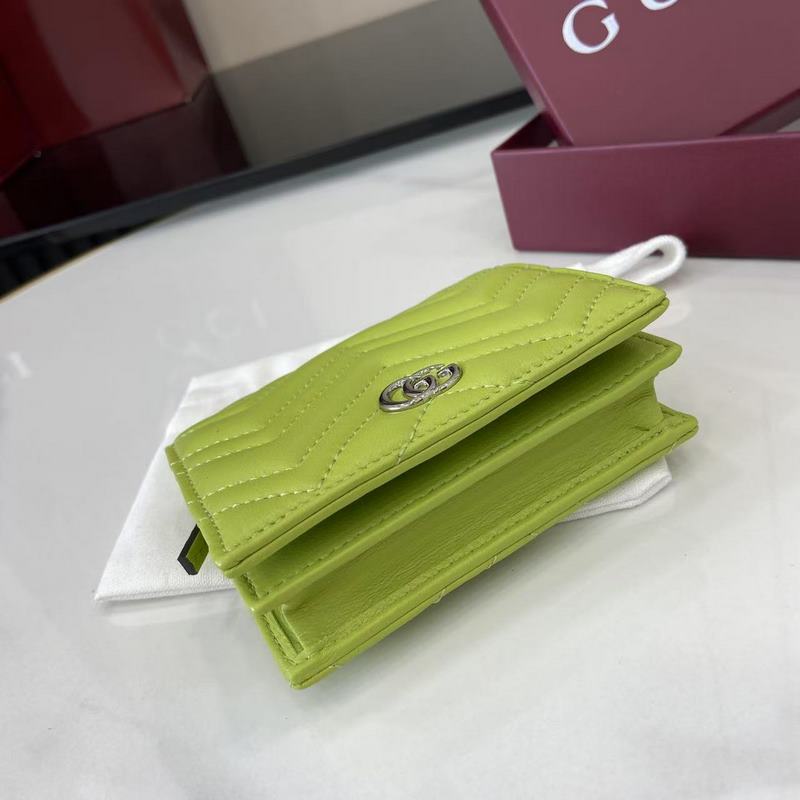 作為GG Marmont系列的標志性元素，雙G造型配件是對20世紀70年代問世的