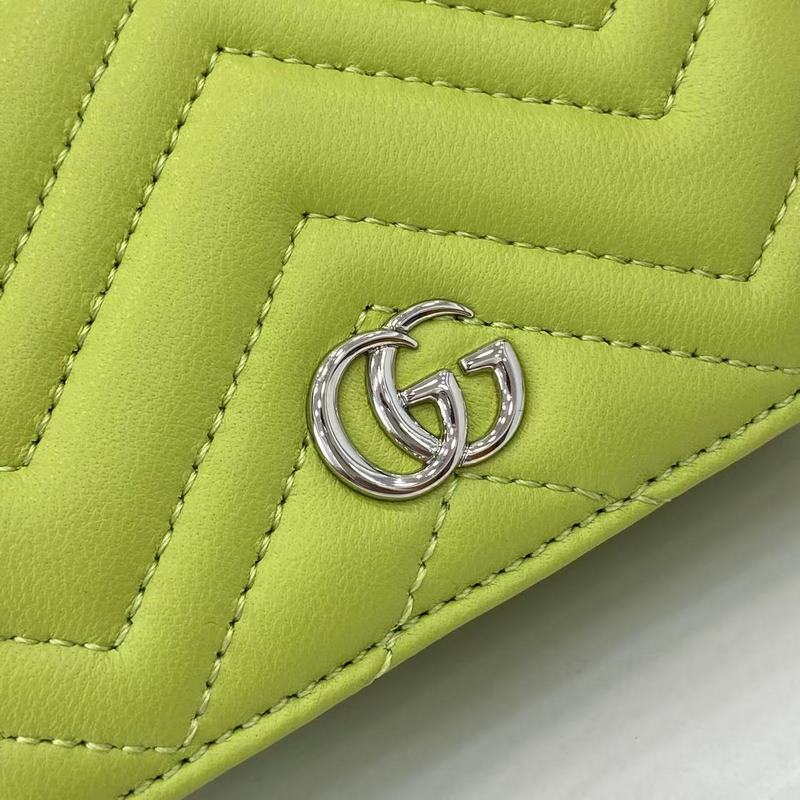 作為GG Marmont系列的標志性元素，雙G造型配件是對20世紀70年代問世的