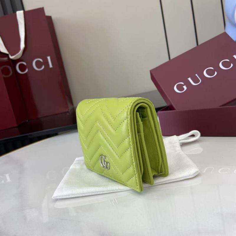 作為GG Marmont系列的標志性元素，雙G造型配件是對20世紀70年代問世的