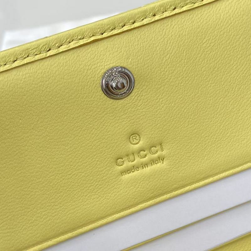 作為GG Marmont系列的標志性元素，雙G造型配件是對20世紀70年代問世的