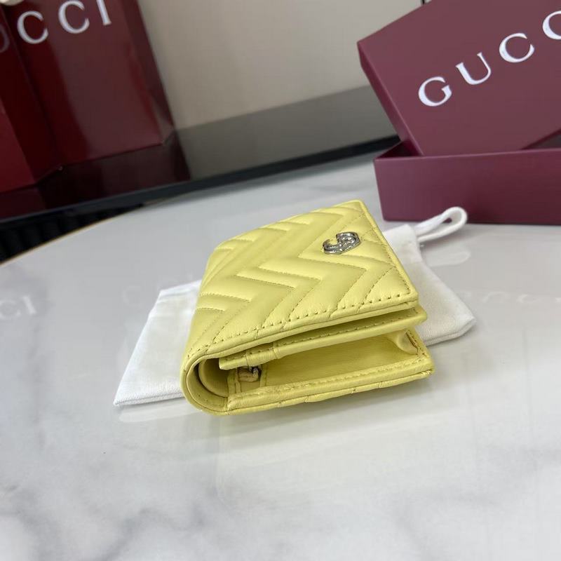 作為GG Marmont系列的標志性元素，雙G造型配件是對20世紀70年代問世的