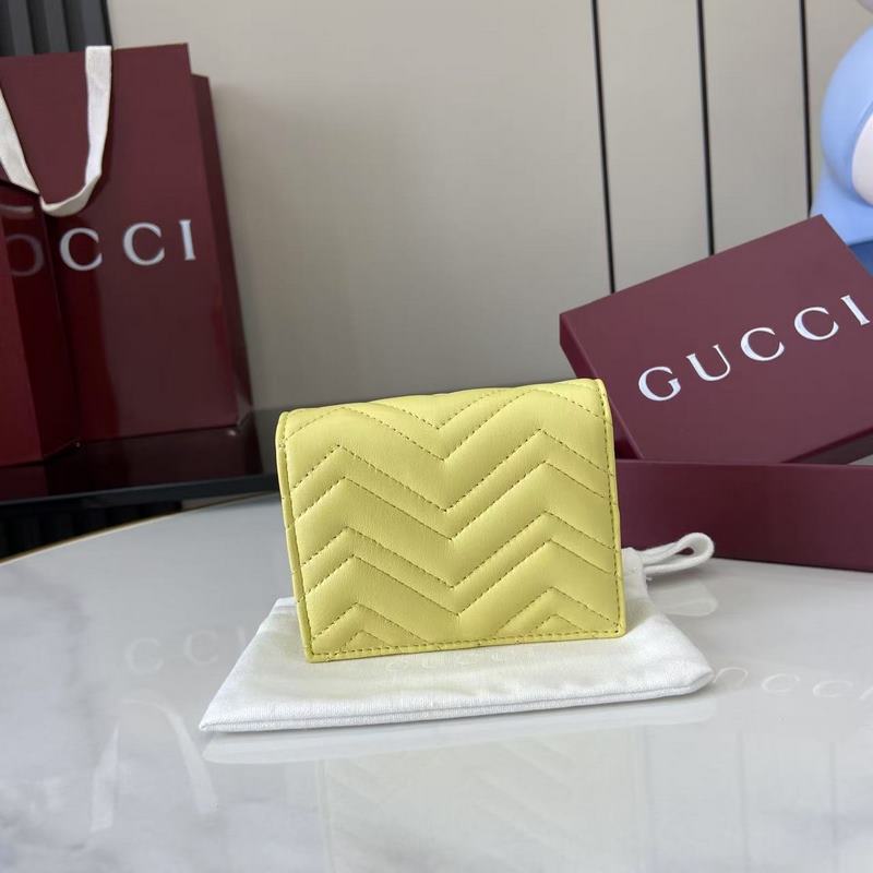 作為GG Marmont系列的標志性元素，雙G造型配件是對20世紀70年代問世的