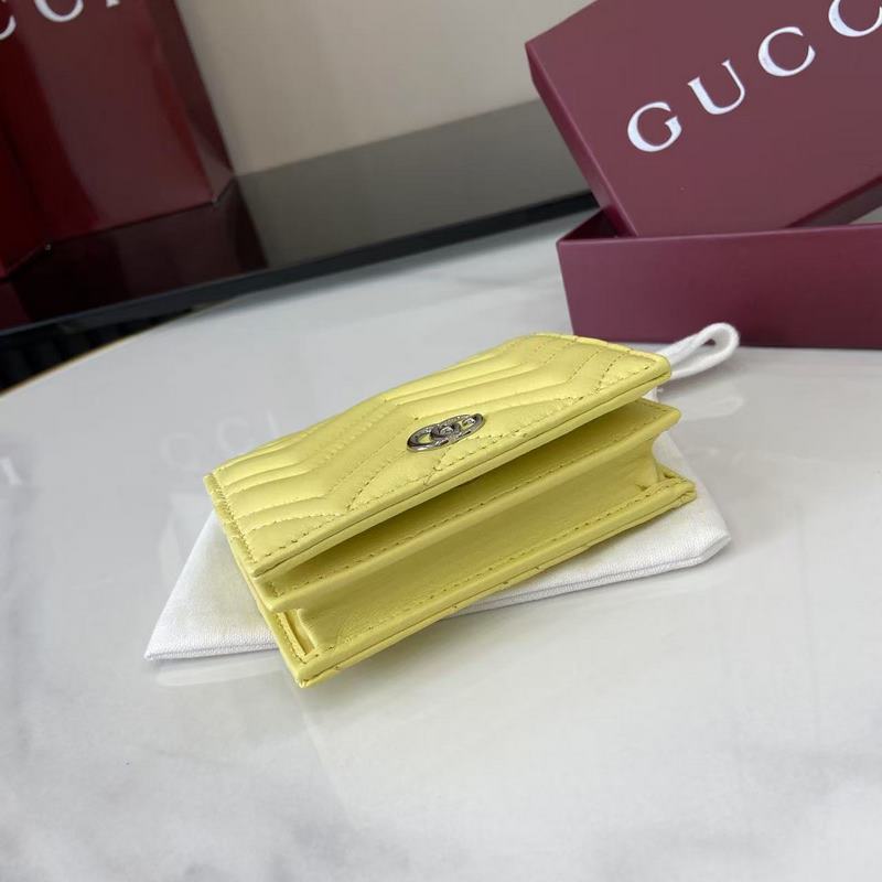 作為GG Marmont系列的標志性元素，雙G造型配件是對20世紀70年代問世的