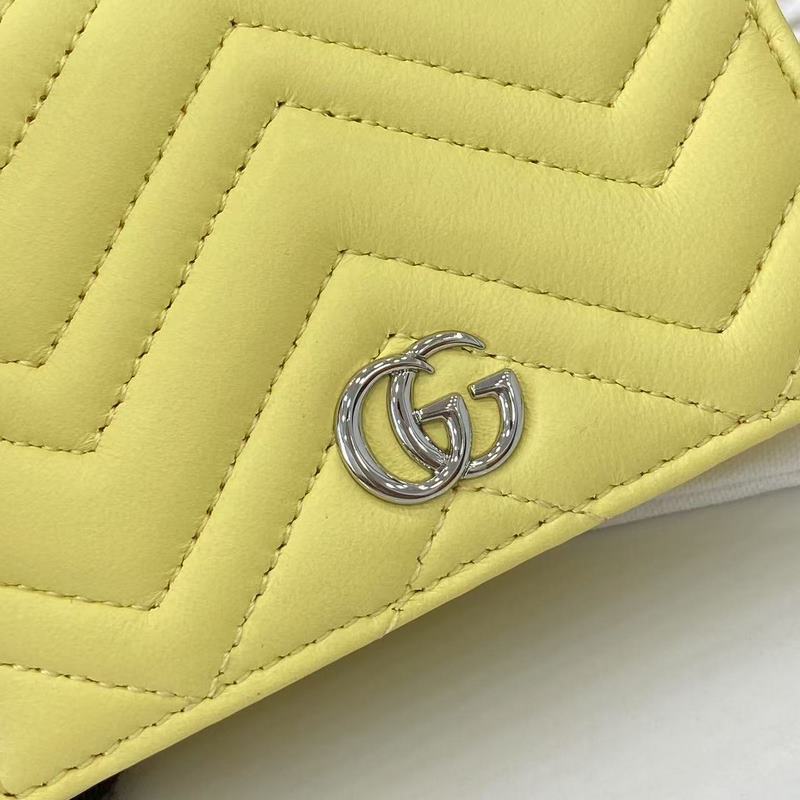 作為GG Marmont系列的標志性元素，雙G造型配件是對20世紀70年代問世的