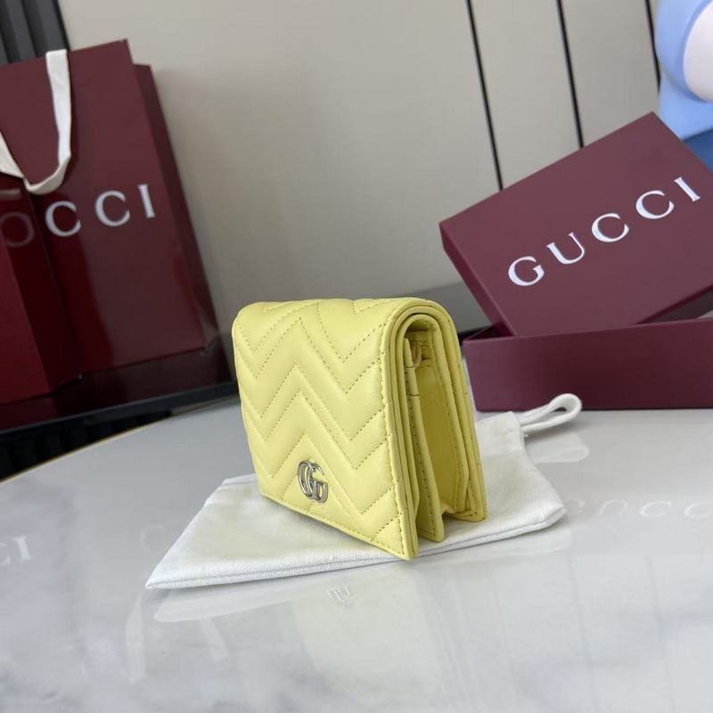 作為GG Marmont系列的標志性元素，雙G造型配件是對20世紀70年代問世的