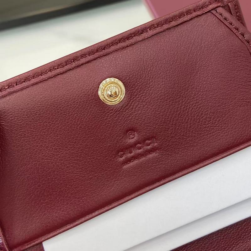 作為GG Marmont系列的標志性元素，雙G造型配件是對20世紀70年代問世的