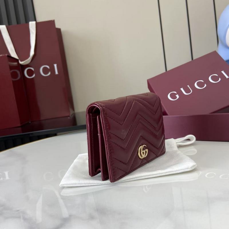 作為GG Marmont系列的標志性元素，雙G造型配件是對20世紀70年代問世的