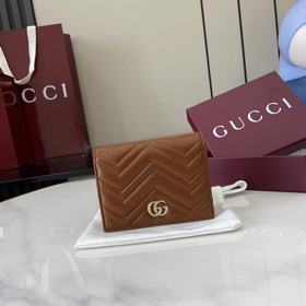 作為GG Marmont系列的標志性元素，雙G造型配件是對20世紀70年代問世的