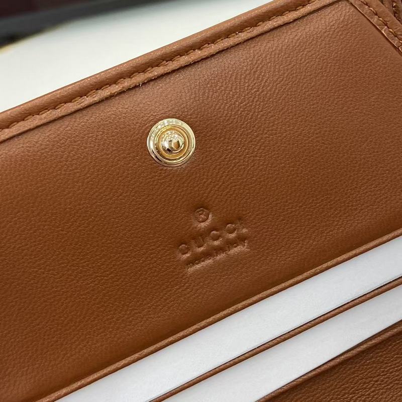 作為GG Marmont系列的標志性元素，雙G造型配件是對20世紀70年代問世的