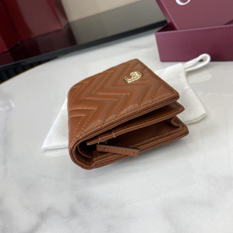 作為GG Marmont系列的標志性元素，雙G造型配件是對20世紀70年代問世的